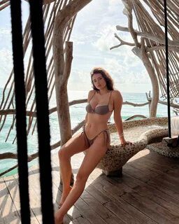 Sarah Curr flaunts her figure in a stunning swimwear.