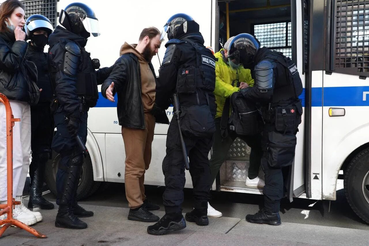 Задержания на Невском проспекте. СПБ задержания вчера на Невском проспекте. Задержание у Казанского собора 1989.