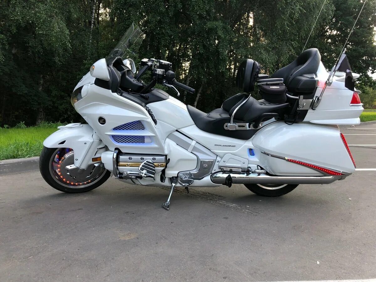 1800 в бел. Honda gl1800 белая 2006. Honda gl1800 2012. Gl1800 2009г. Хонда gl1800se.