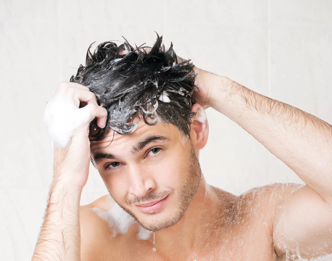 Мужской уход за волосами. Мокрые волосы мужские. Мытье головы мужчине. Сальные волосы у мужчин. Перхоти волос у мужчин.