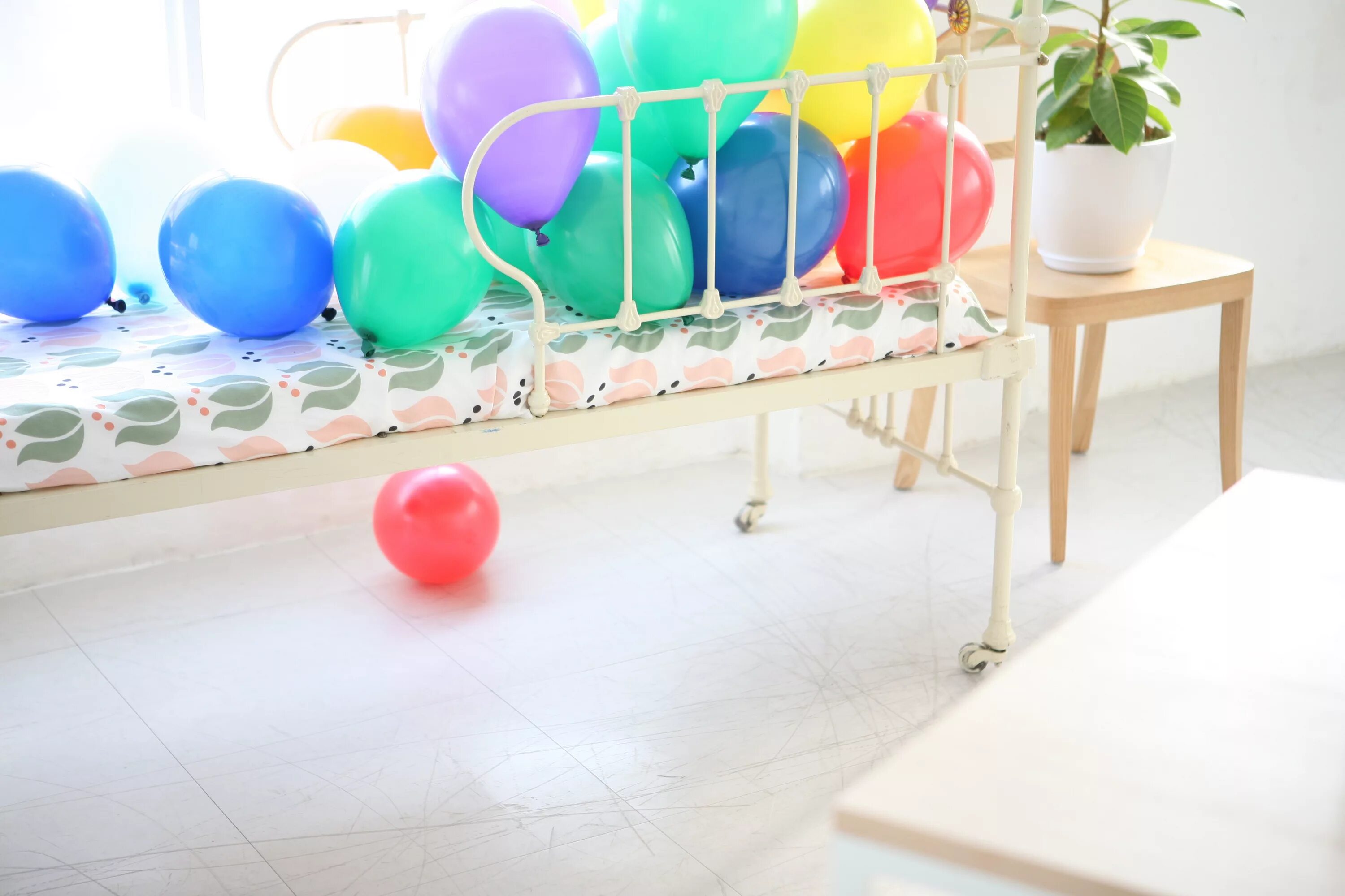Мебель шары цена. Кровать воздушный шар. Шарики воздушный кровать. Мебель из шариков. Напольное покрытие baloon.