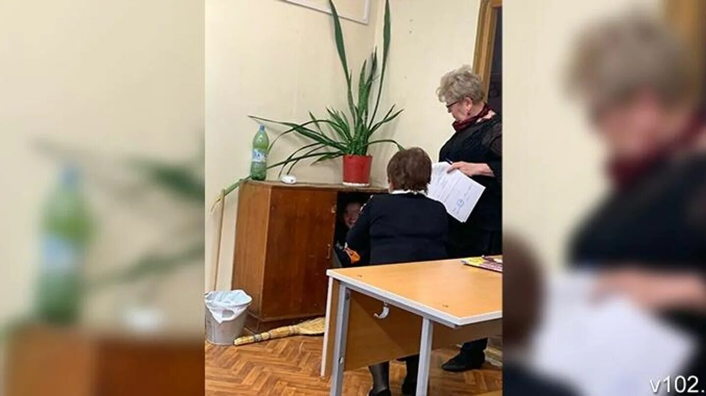 Учитель задержала ученика. Учитель запер ученика в тумбочке. учитель запер школьника. ученика выгнали с урока. завуч школы и учителя.