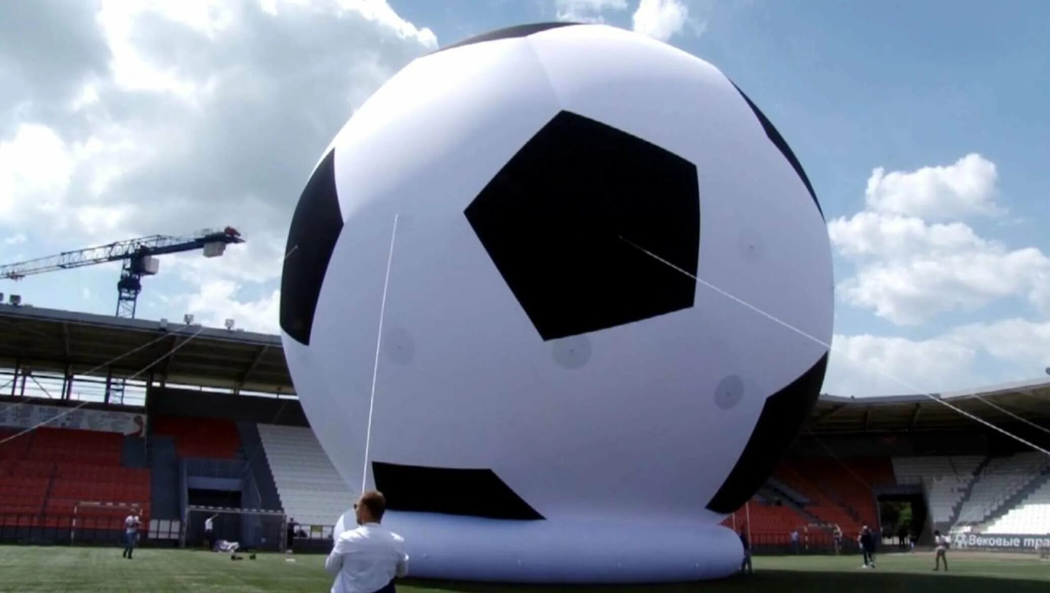 Самый большой мяч в мире. Мячик огромный. Самый тяжелый мяч. Самый большой мяч в мире. Медбол песочный.