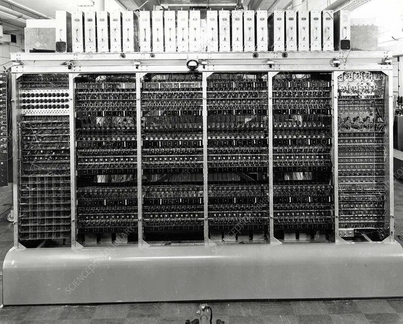 Память вычислительной машины. Maniac 1 ЭВМ. Компьютер IBM 701. IBM 701 ЭВМ 1952. ЭВМ к1801ве1.