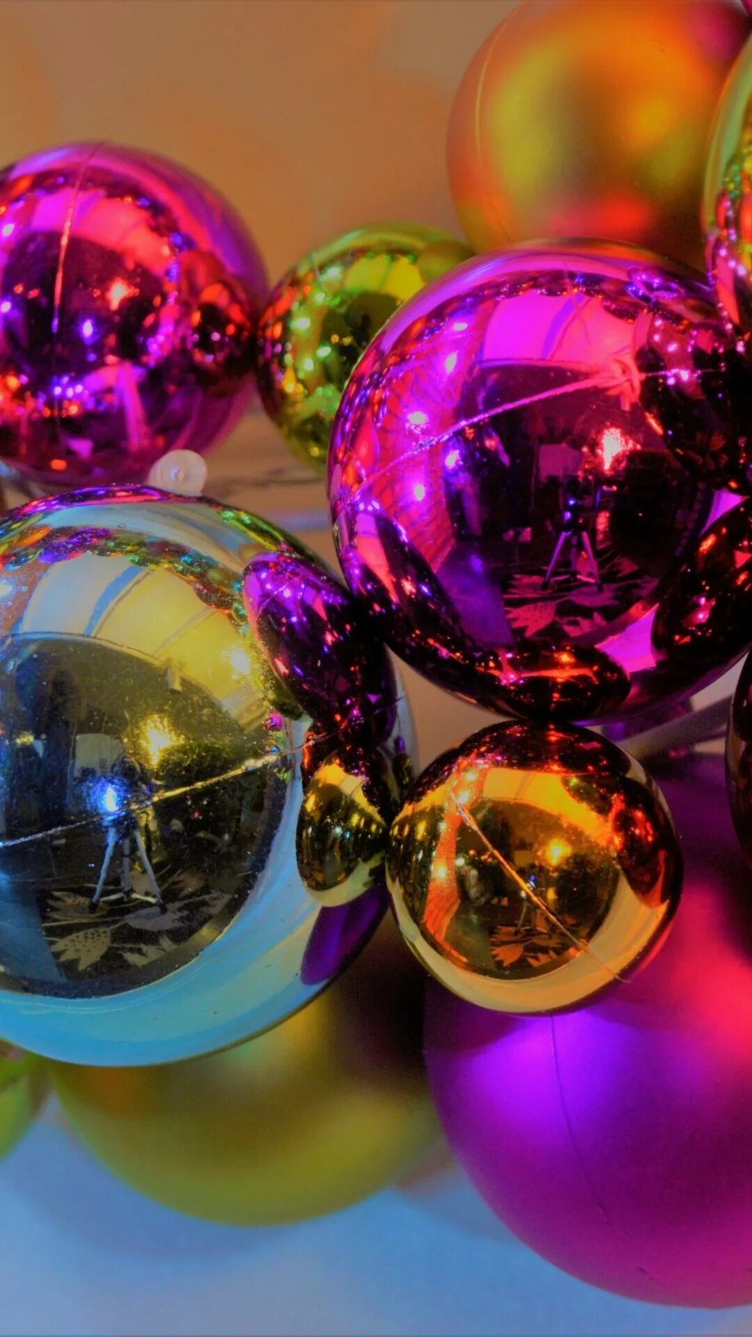 Заставки на телефон шары. Новогодний шар. Яркие новогодние шары. Разноцветные шары. Красивые новогодние игрушки.