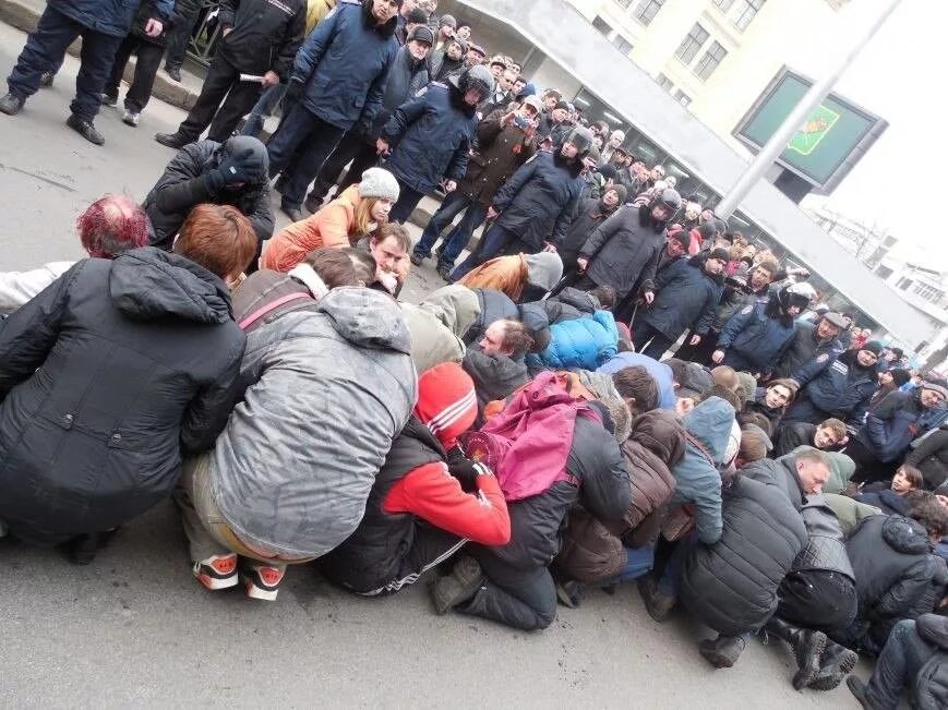 Харьков новости взяли. Митингующие на Украине на коленях. Украинцы на коленях. Украинские пленные на коленях.