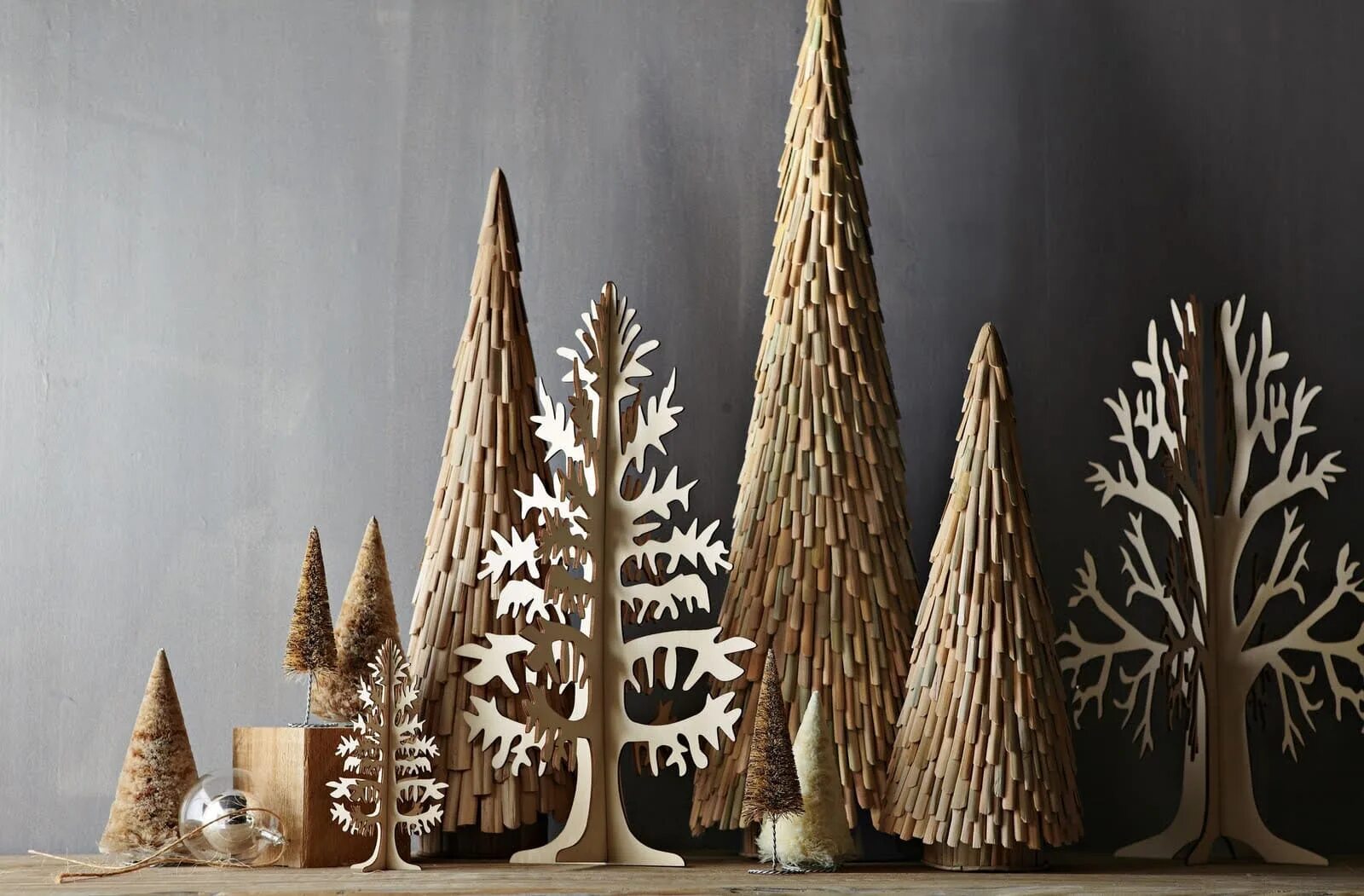 елка из журнала своими руками. необычная елка из бумаги. креативная елка поделка. елка из зубочисток. елка из шпажек деревянных.