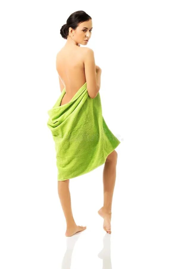 Обернутая полотенцем. Девушка завернутая в полотенце. Девушка в одном полотенце. Девушка обернутая в полотенце. Полотенце на бедрах.