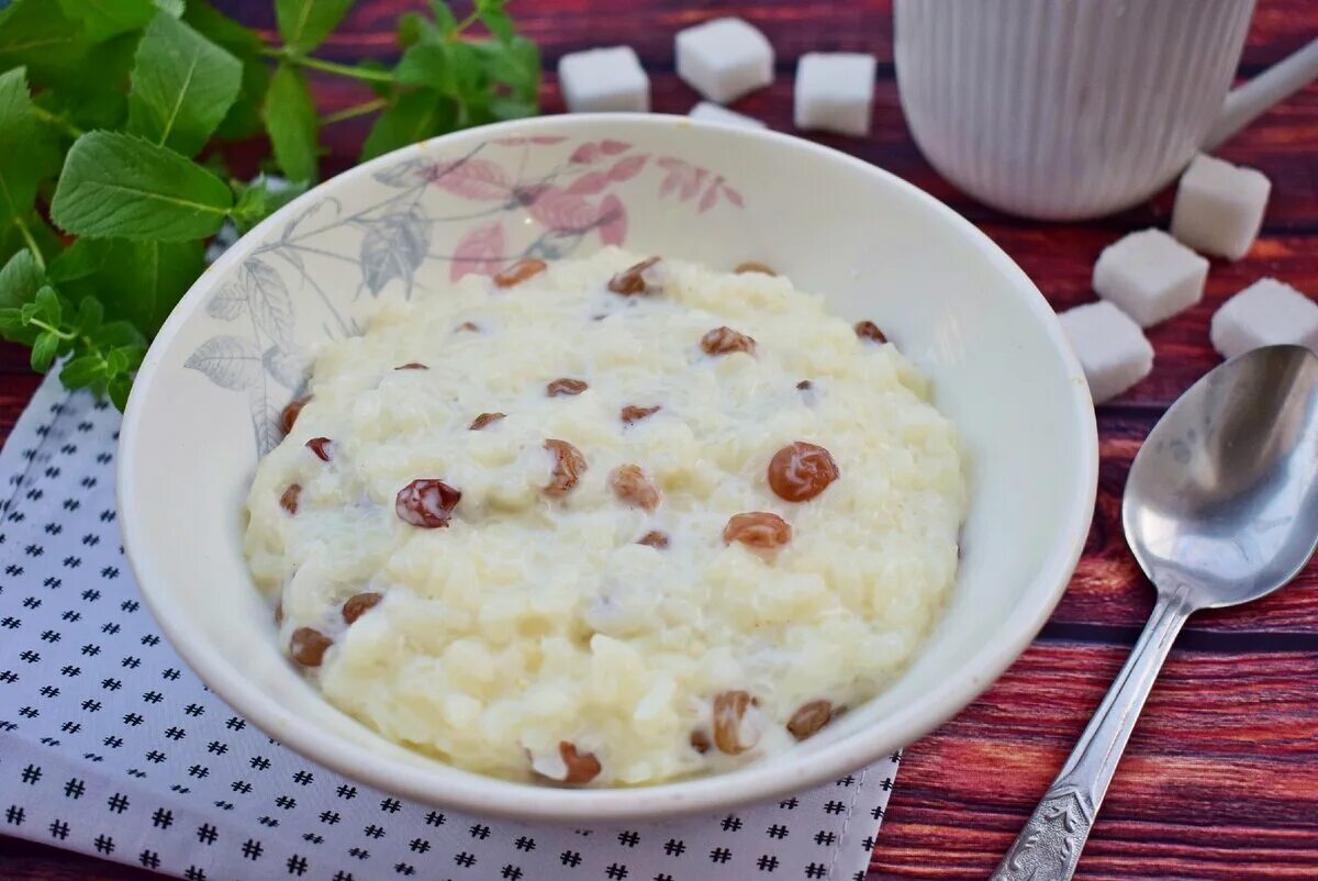 Каша рисовая молочная. Молочная рисовая каша с изюмом. Молочная рисовая каша в мультиварке. Рисовая каша с изюмом на молоке. Сладкая рисовая каша