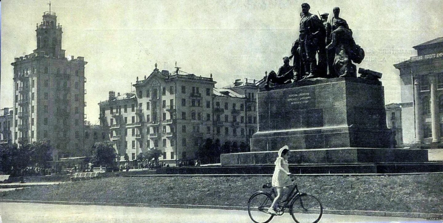 Памятники царицына. Памятник защитникам красного Царицына. Волгоград монумент оборона Царицына. Памятник героям обороны красного Царицына Волгоград. Памятники обороны Царицына.