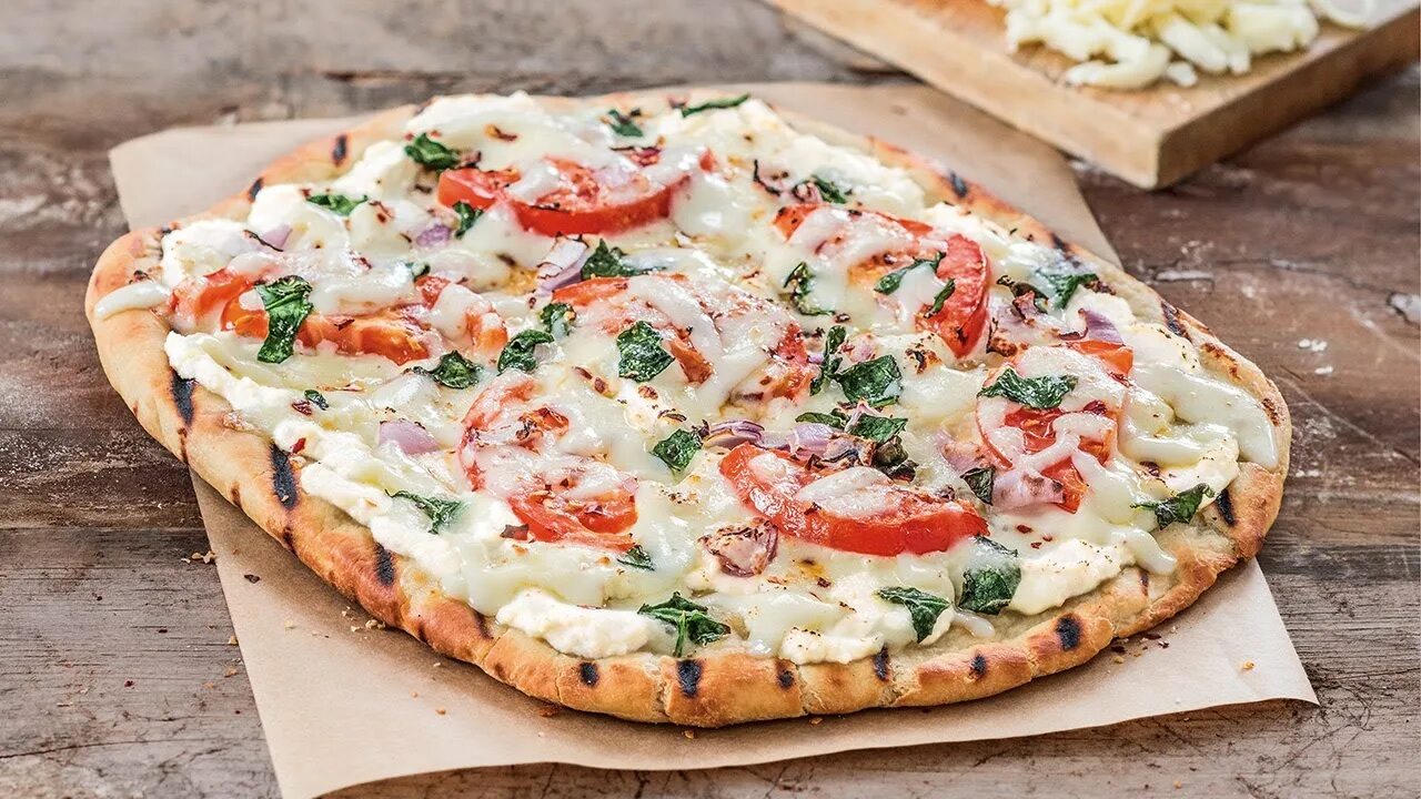 Пицца моцарелла. Моцарелла пицца чиз. Моцарелла для пиццы. Сыр моцарелла, сыр пармезан в пицце. Пицца с шампиньонами и сыр рикотта.