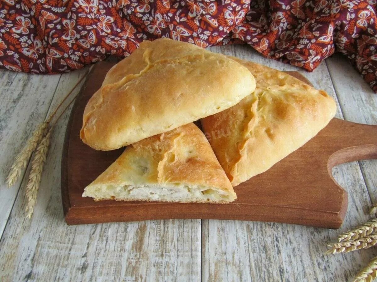 Тесто для треугольников с мясом и картошкой. Татарская самса эчпочмак. треугольные пирожки. пироги треугольники с мясом. треугольник татарское блюдо.