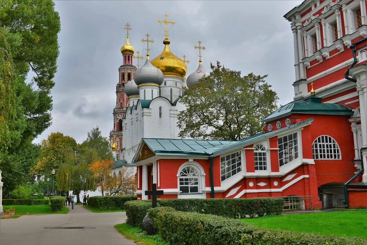 Известные монастыри москвы. Новодевичий монастырь в Москве. Московский Богородице-Смоленский Новодевичий женский монастырь. Смоленский храм Новодевичьего монастыря.