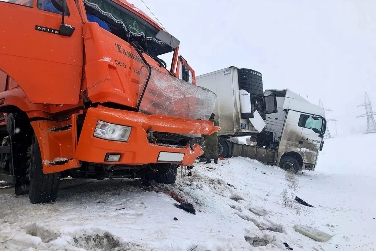 машина под камазом