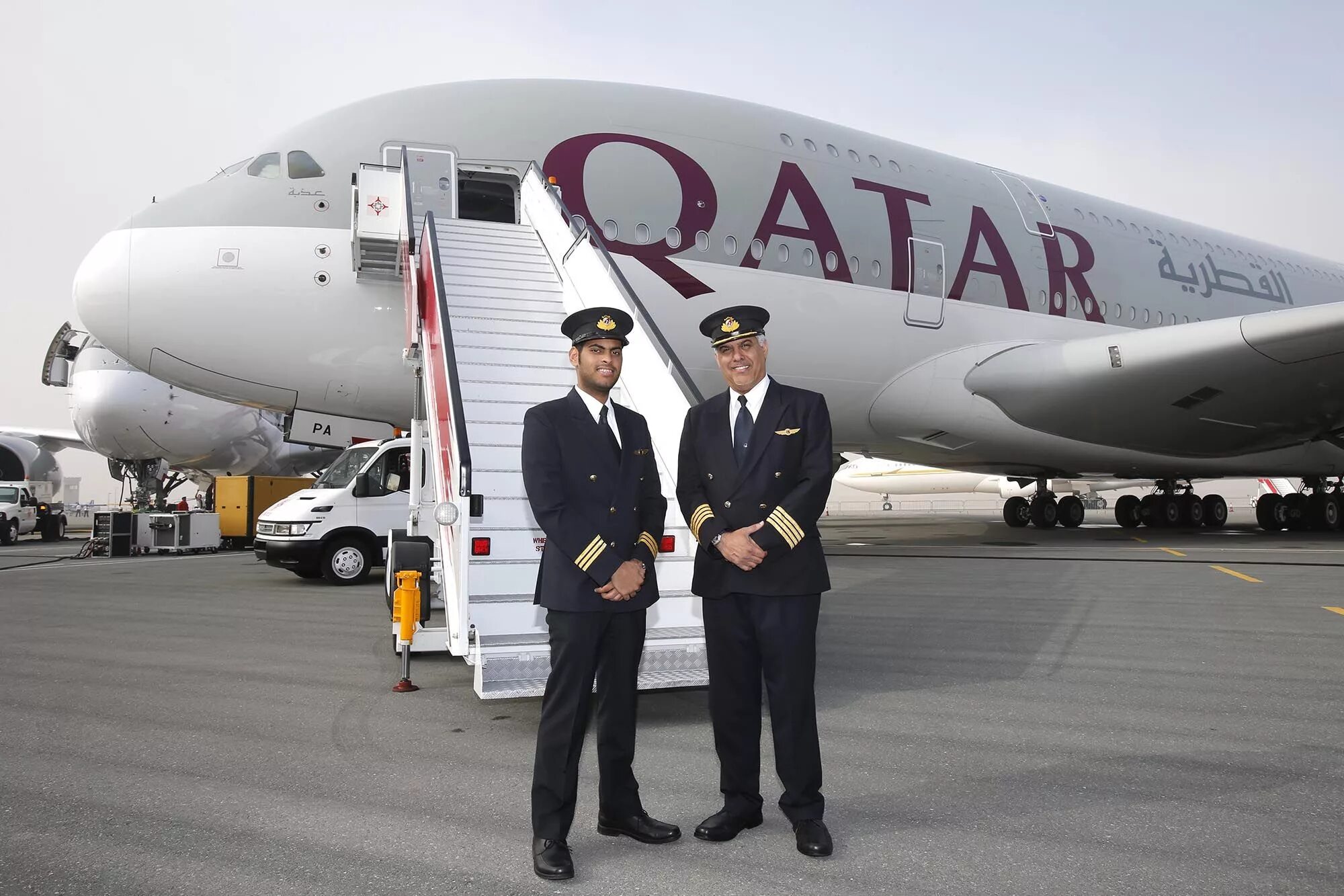 Катар дав. Авиакомпания Qatar Airways. Пилоты Qatar Airways. Qatar Airways о компании. Пилоты Катар Эйрвейз.