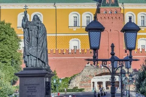 Памятник патриарху гермогену александровский сад