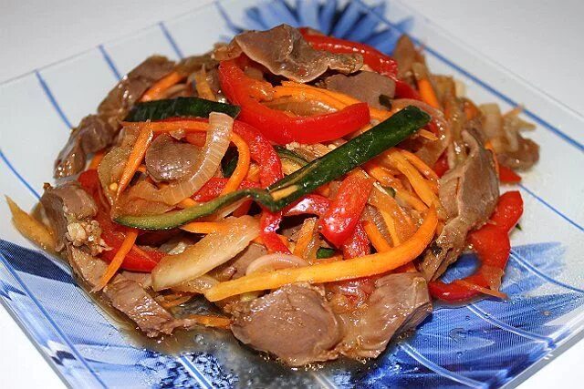 салат с сердцем говяжьим и фасолью. салат из куриных серде. салат с сердцем говяжьим и фасолью. салат с сердцем говяжьим и фасолью. салат с говядиной и фасолью.