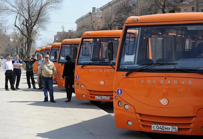 Сайт оранжевый автобус пермь. Оранжевый автобус. МАЗ автобус оранжевый. Оранжевые автобусы Астрахань. Старые оранжевые автобусы.