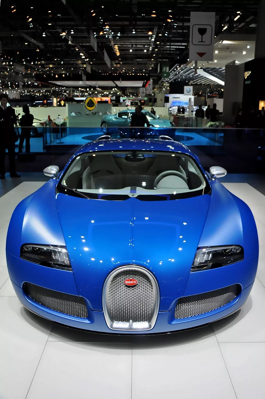 Сколько стоит автомобиль бугатти. Бугатти Вейрон. Bugatti Bugatti Veyron. Бугатти Вейрон 2009. АВТОМОБИЛЬБУГАТИ Вирон.