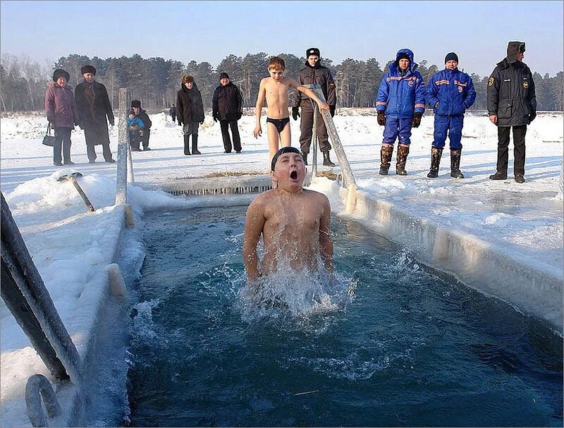 Крещенские купания. Купель на крещение. Крещение прорубь. Крещенское купание в проруби. Январь купаться