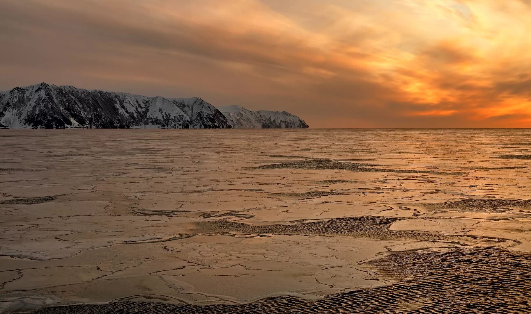Побережье охотского моря. Сахалин побережье охотского моря. охотское море зима. охотское море зима магадан. охотское море нагаевская бухта зима.