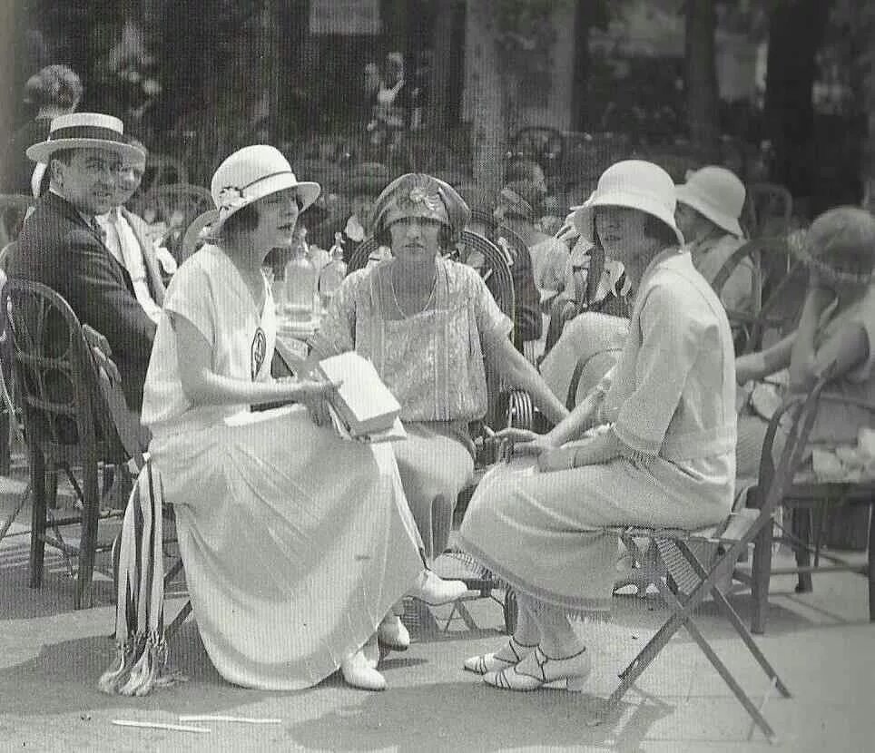 Эра 20 годов. Платье флэппер 1920. Мода в америке 1920е годы. Эра 20 годов. Мода 20х годов 20 века.