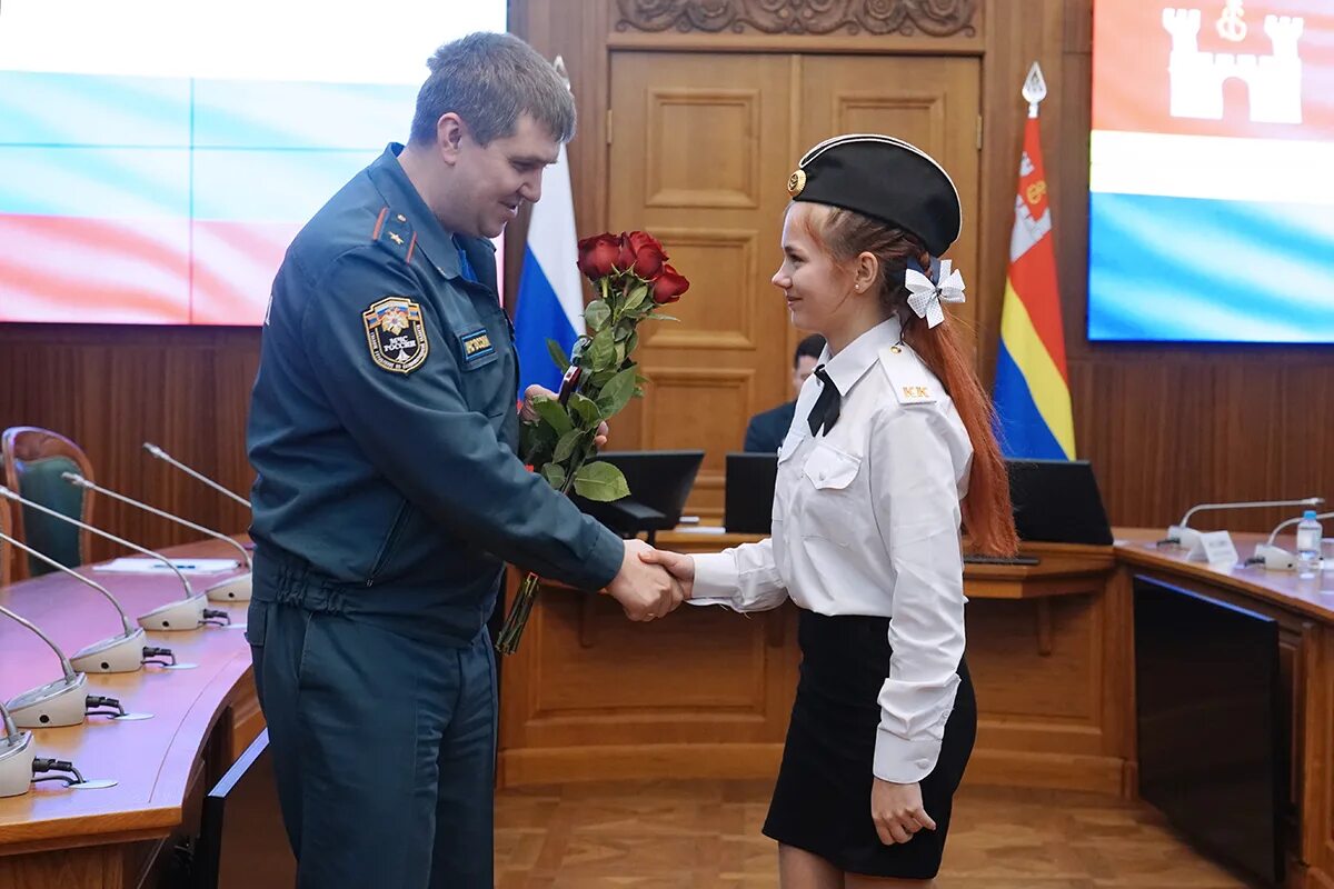 Какой медалью награждаются герои спасшие тонущих людей. В Калининграде наградили двух девочек. Медаль за спасение человека МВД. Школьника наградили за спасение девочки.