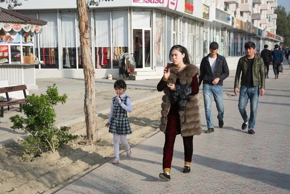 Душанбе улица памирская. Таджикистан как живут люди фото. Узбекистан люди на улице. Люди живущие в таджикистане. Узбекистан деревня кишлак.