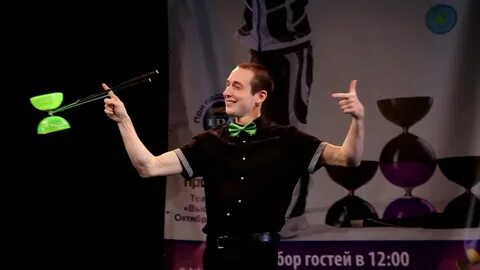 Артист виртуозно подбрасывающий