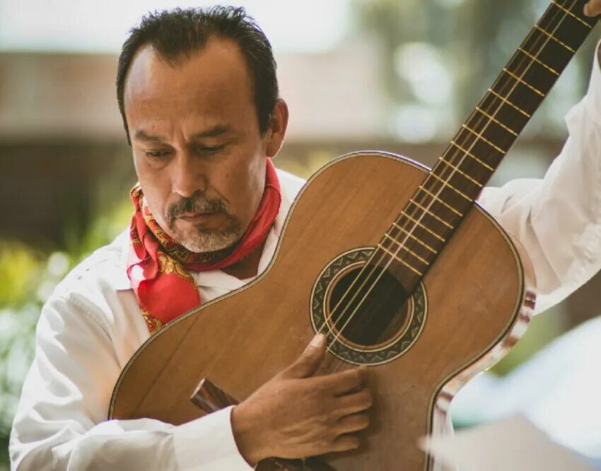 Испанская гитара 5 струн. Гитара музыкальный инструмент. Мексиканская гитара картинка. Мексиканец с гитарой. Мексиканские музыканты.