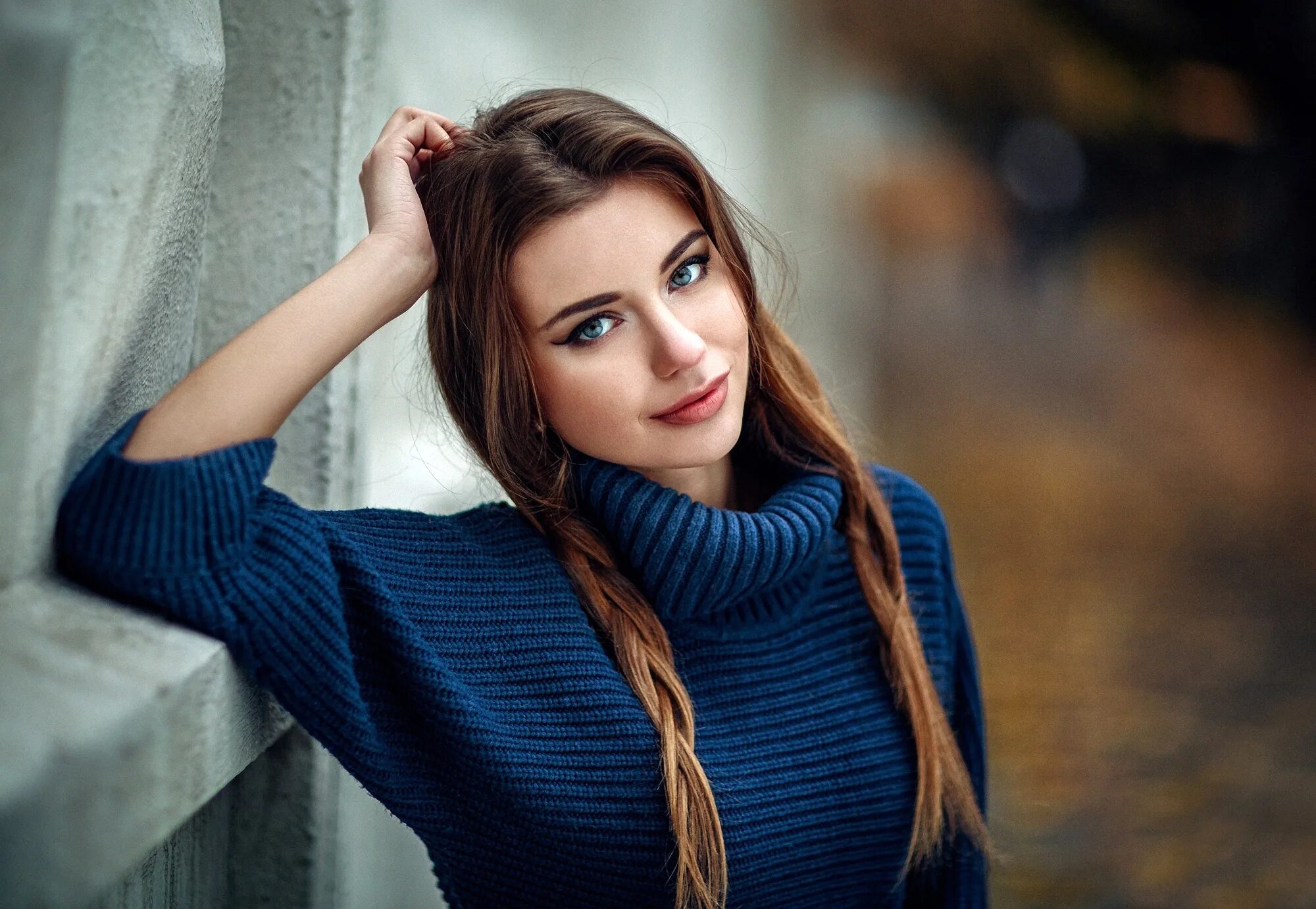 Красивая девушка в свитере.