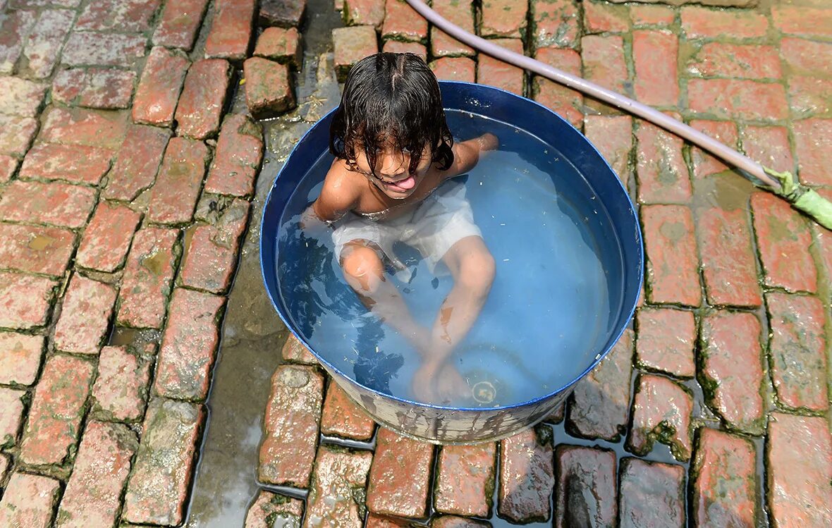 The children have washed. Bath для детей. Indian River Wash Kids. Village indian Bathing. Child Wash in India Village.