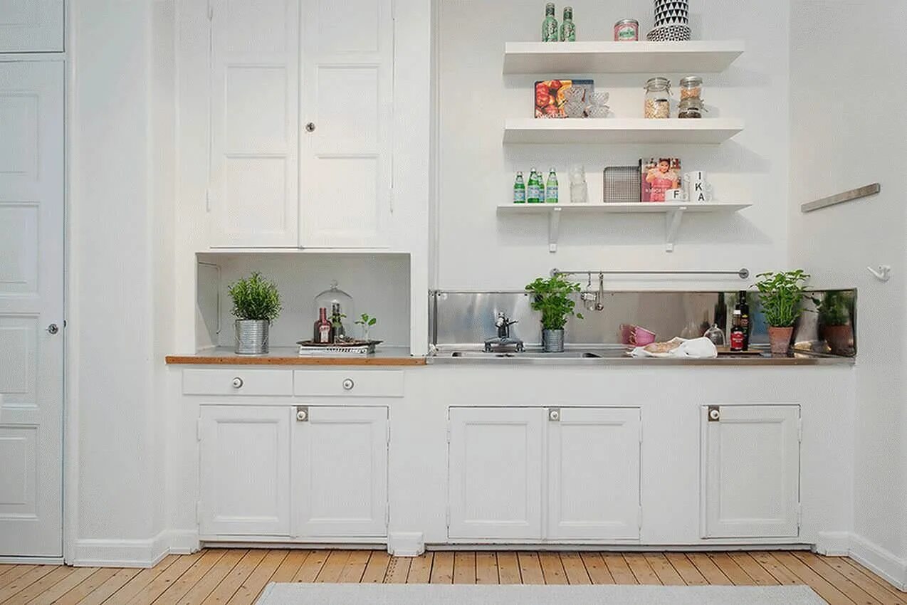Кухня икеа белая. Сканди кухня белая. Белая кухня Сканди без верхних шкафов. Полки на кухне Сканди.