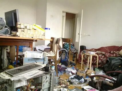 В кабинете плюшкина беспорядок был страшный