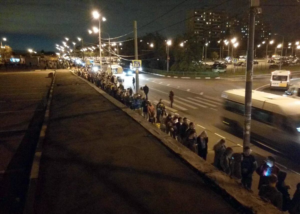 Очередь на маршрутку в Москве. Очередь на остановку в Москве. Очередь на автобус Выхино. Очередь на автобус в Подмосковье. Очередь остановились