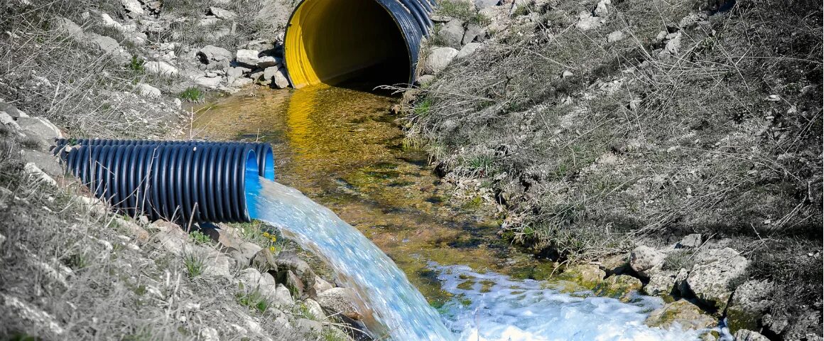 Изъятие воды из водных объектов. Сточные воды. Трубы для сточных вод. Канализация и сточные воды. Промышленные сточные воды.