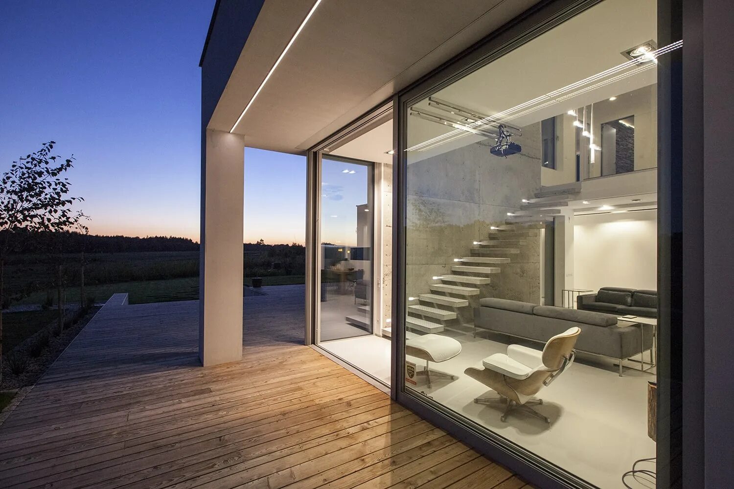 дом с большими панорамными окнами. коттедж с панорамными окнами. частный дом с большими окнами. дом с большими панорамными окнами. дом с панорамными окнами.