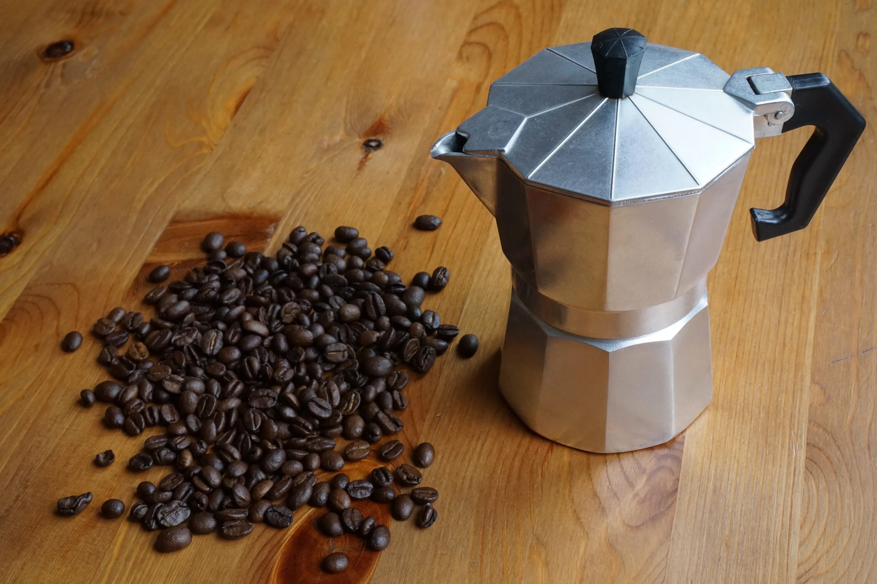 Как сварить кофе в зернах. Espresso maker кофеварка гейзерная. Кофе в зернах. Кофеин в гейзерной кофеварке. Кофе в кофейнике.