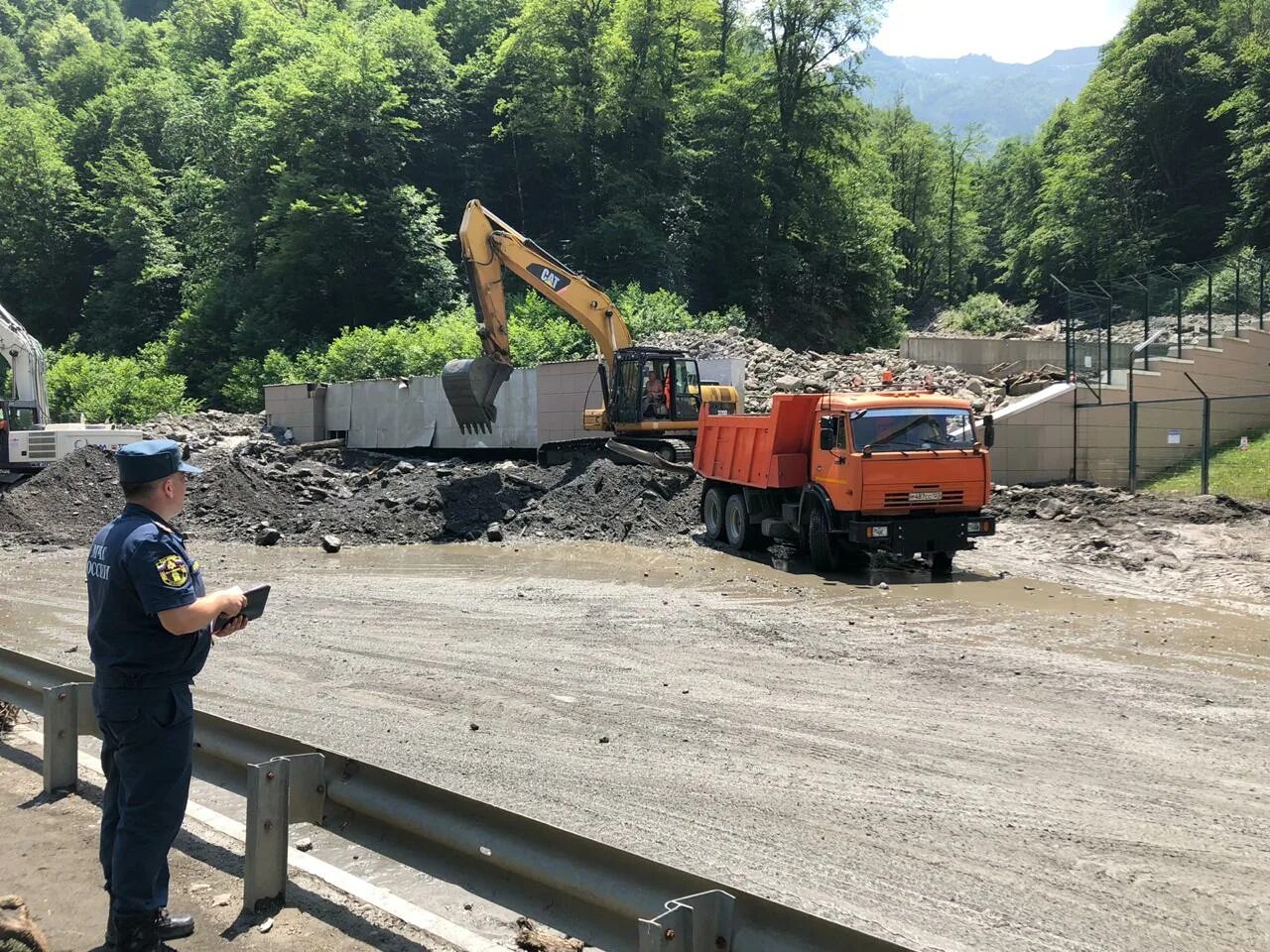 Сход селя в сочи. Сели и оползни в краснодарском крае. Сход селя в сочи. Сочи оползень коттеджный поселок. Селевой поток в сочи.