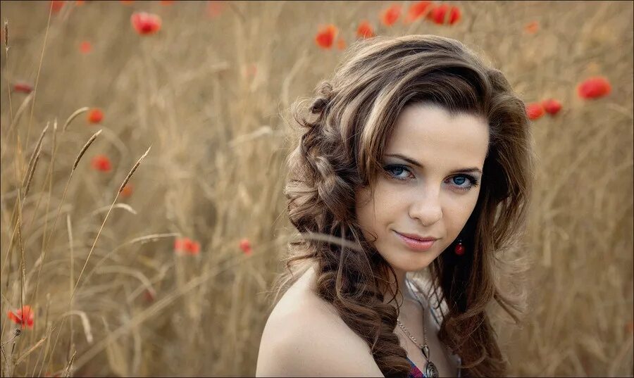 Указанному на фотографии. Подпись фотографа. Название для фотопортрета девушки. Подпись фотографа на фотографии. Фото с подписью автора.