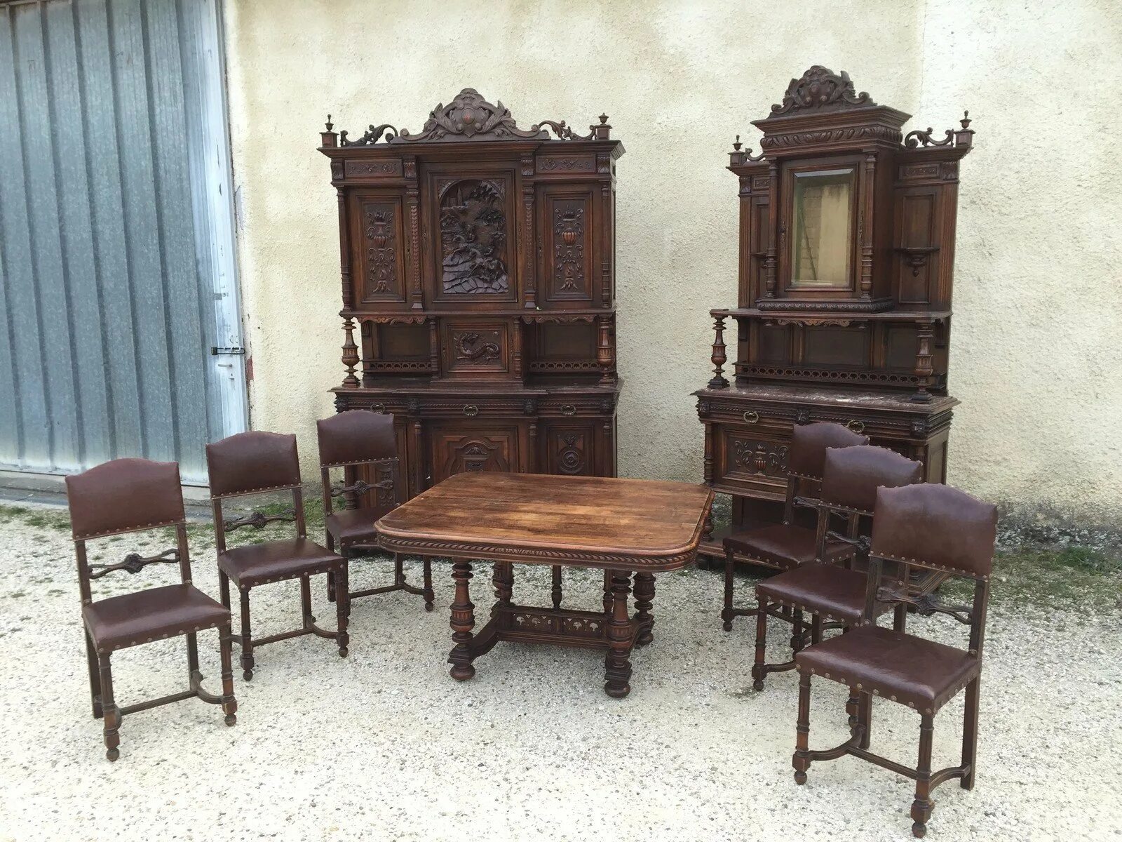 Уставленную старинной мебелью