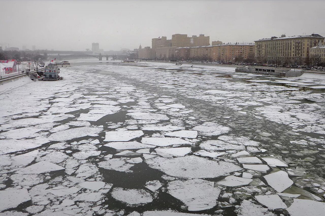 Ледоход лед идет 2. Ледоход на Москве реке. Лед на Москве реке. Лед идет. Ледоход лед идет.