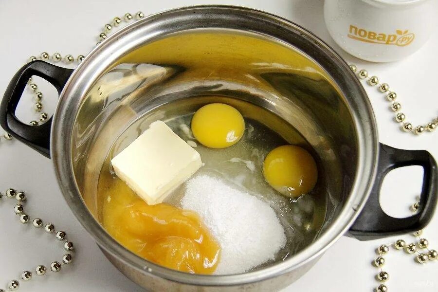 Рецепт от кашля яйцо масло мед. Молоко желток сода масло мед. Мед с молоком и яйцом. Молоко сода мед яйцо от кашля. От кашля молоко с яйцом и медом.
