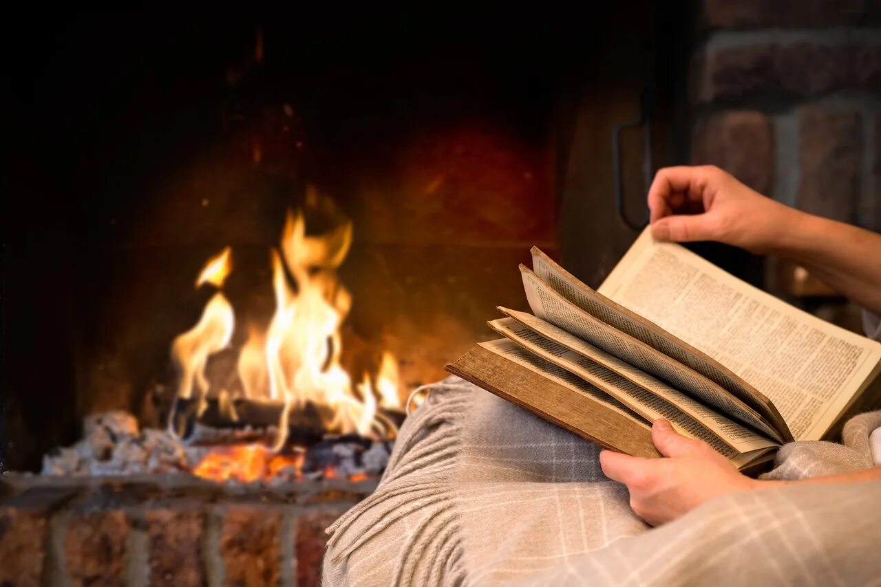 Читаем бай. Чтение у камина. С книгой у камина. Вечер с книгой. Чтение книги у камина.