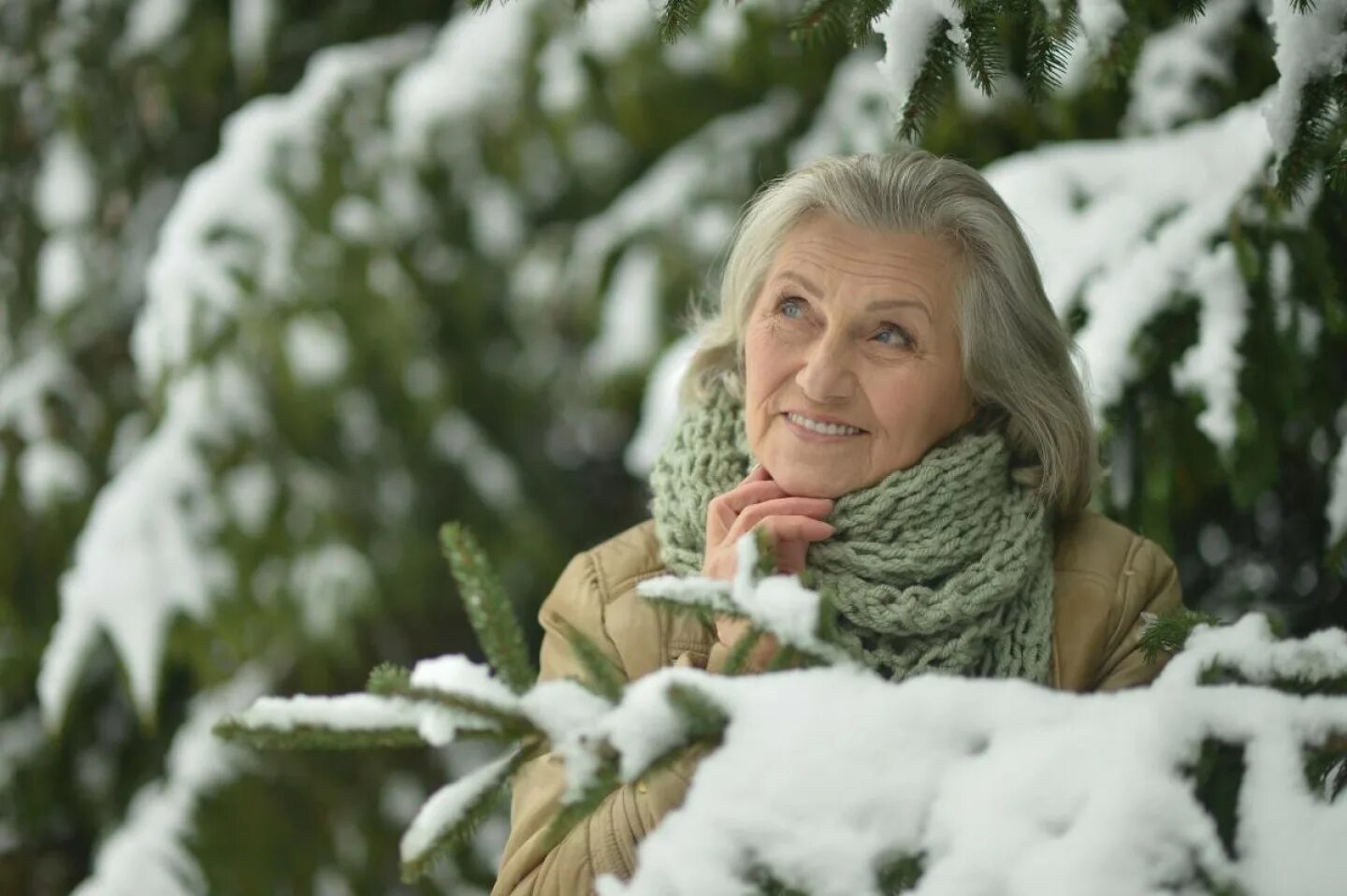 Пожилая дама зимой. Немолодая дама в зимнем. Пожилая женщина на природе зимой. Зимняя фотосессия немолодой женщины.