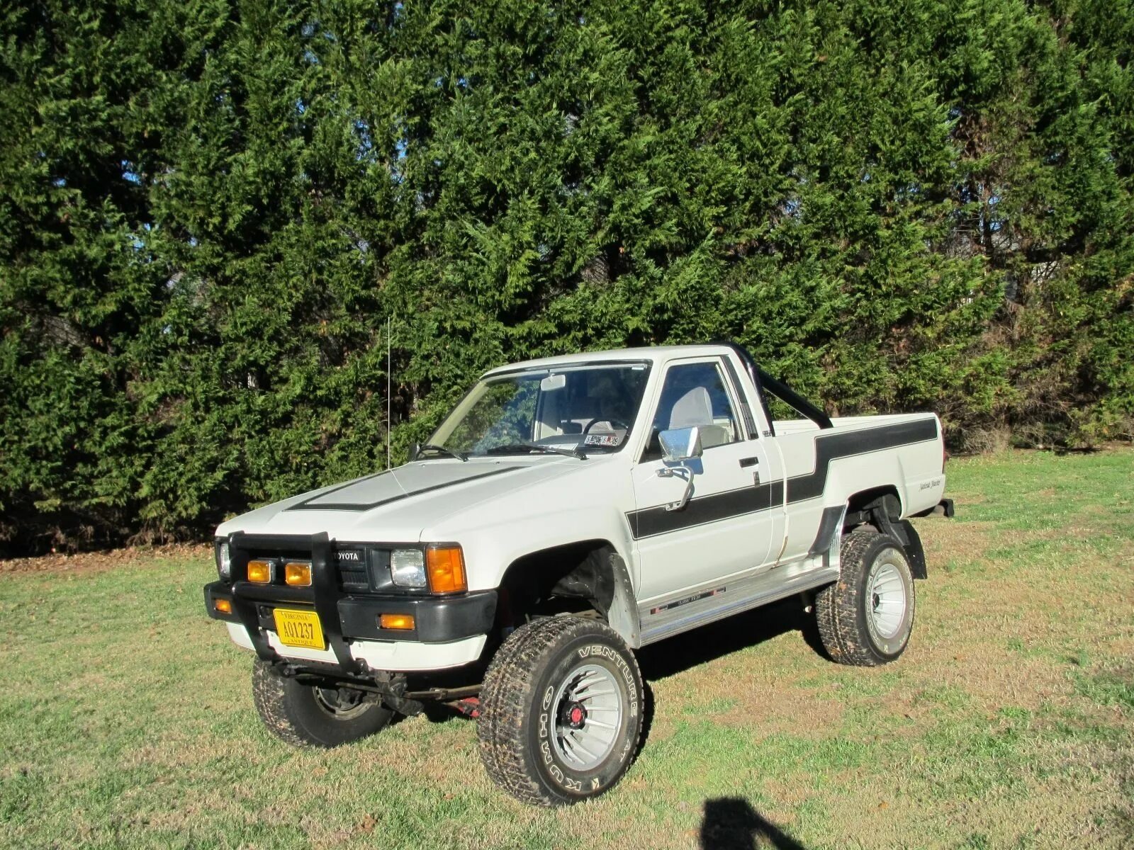 Pick up over. Toyota Tacoma 1985. Toyota пикап 1985. Toyota Pickup Truck. Toyota Pickup 1985 люфтованый.