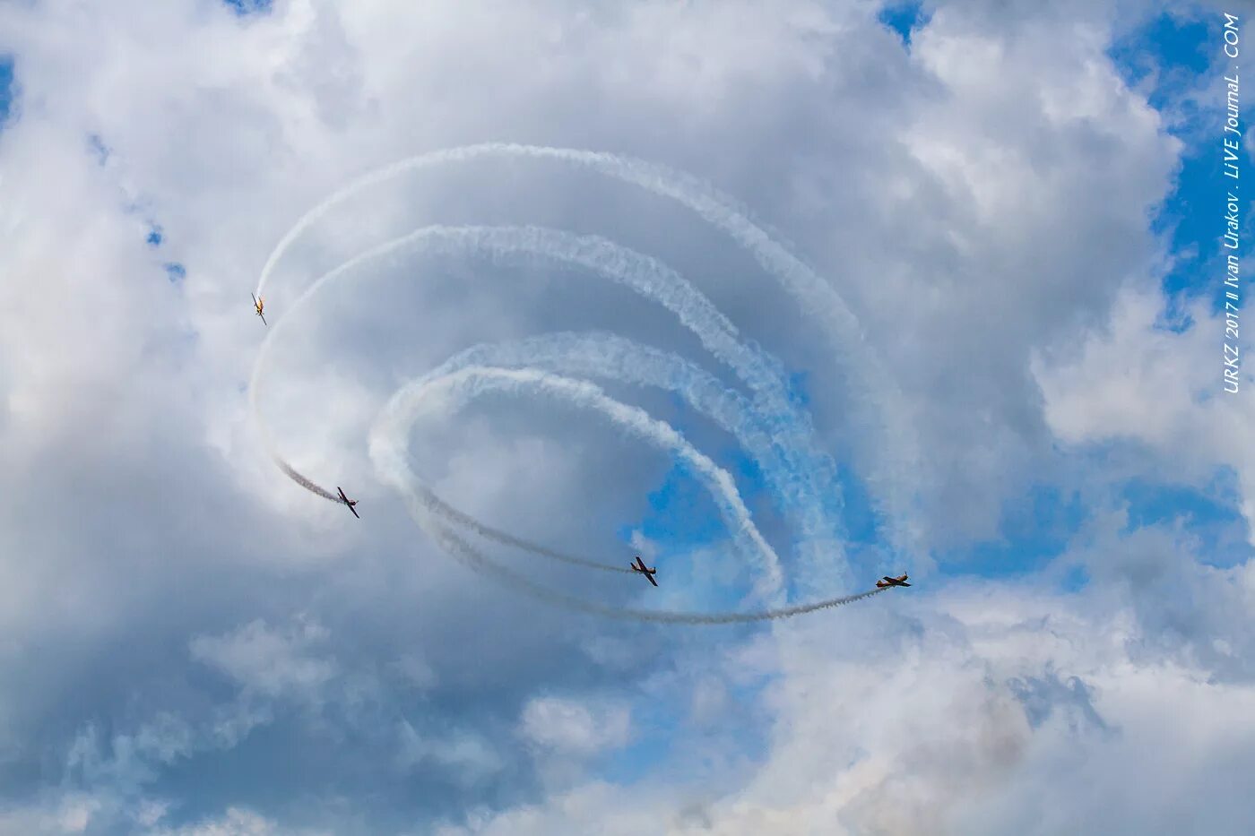 Самолеты фигуры высшего пилотажа. Высший пилотаж 2005. Пилотаж. Самолеты фигуры высшего пилотажа. Высший пилотаж самолеты россии.