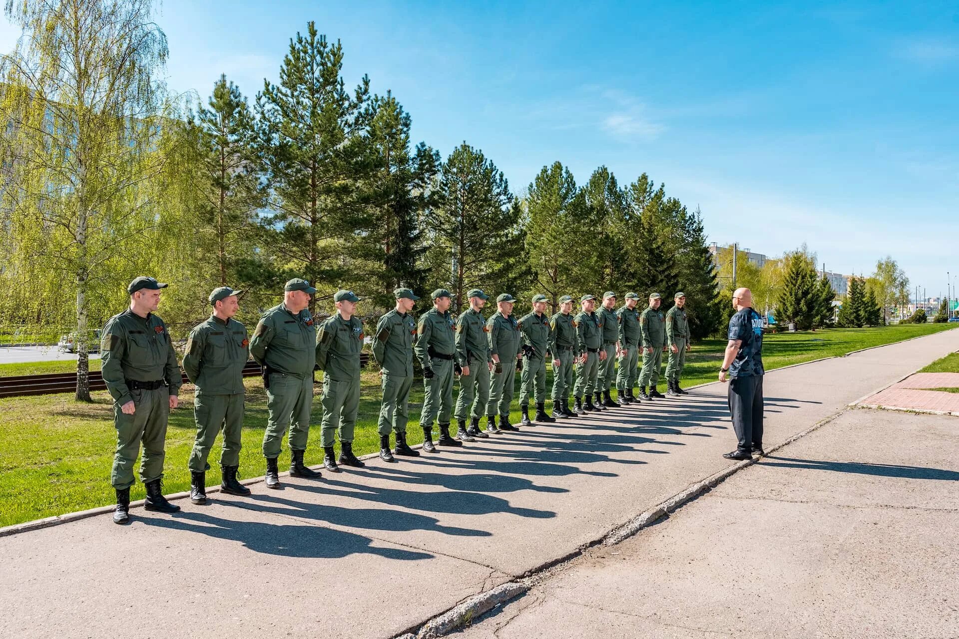 Охранник челнах. ГБР Атолл Набережные Челны. Атолл охрана Набережные Челны. Чоп Аттолл 2001. Атолл охрана Челны фото.