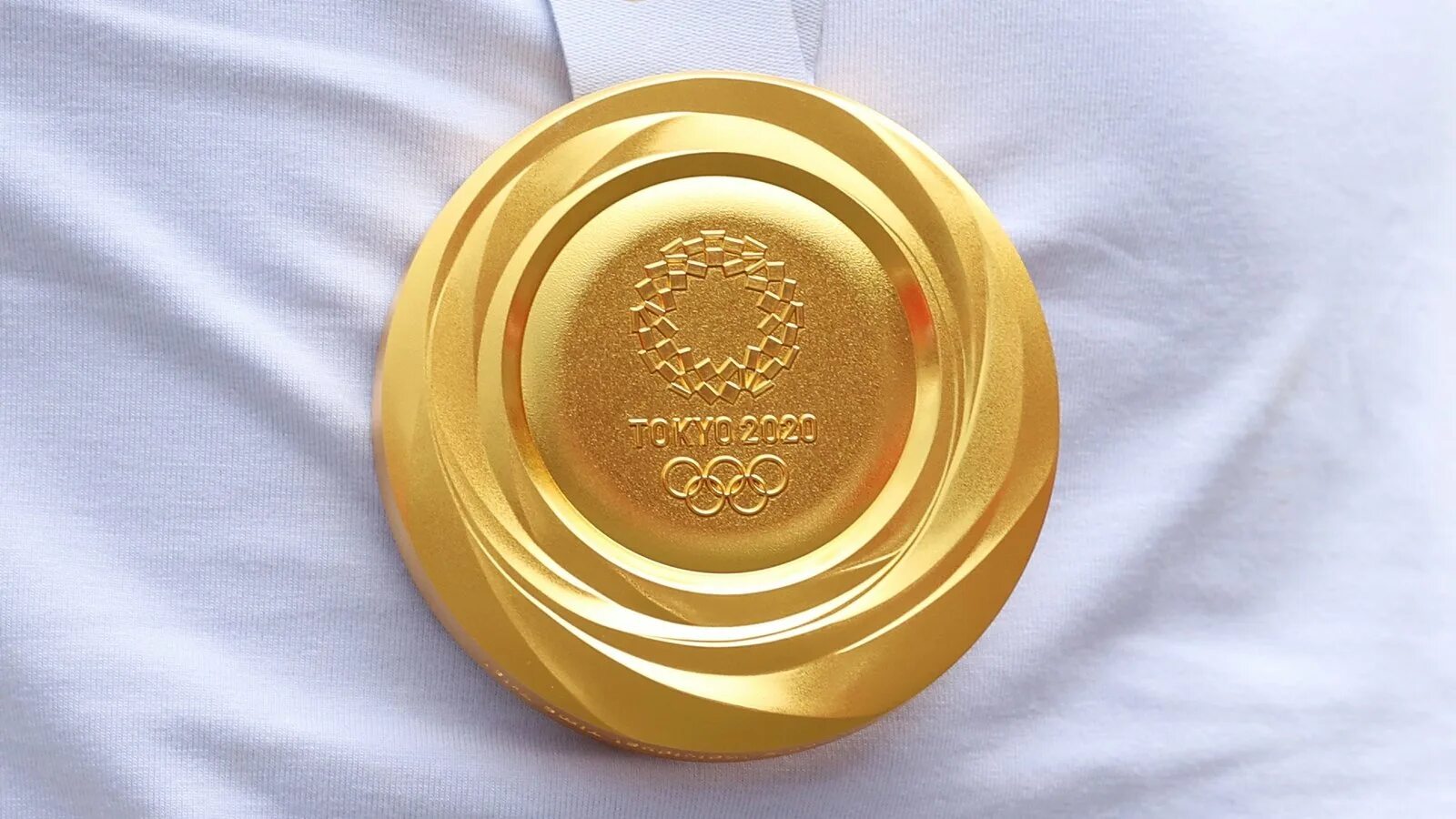 Olympic gold medal. Золотая медаль Токио 2020. Олимпийские медали Токио 2021. Золотая Олимпийская медаль 2020.