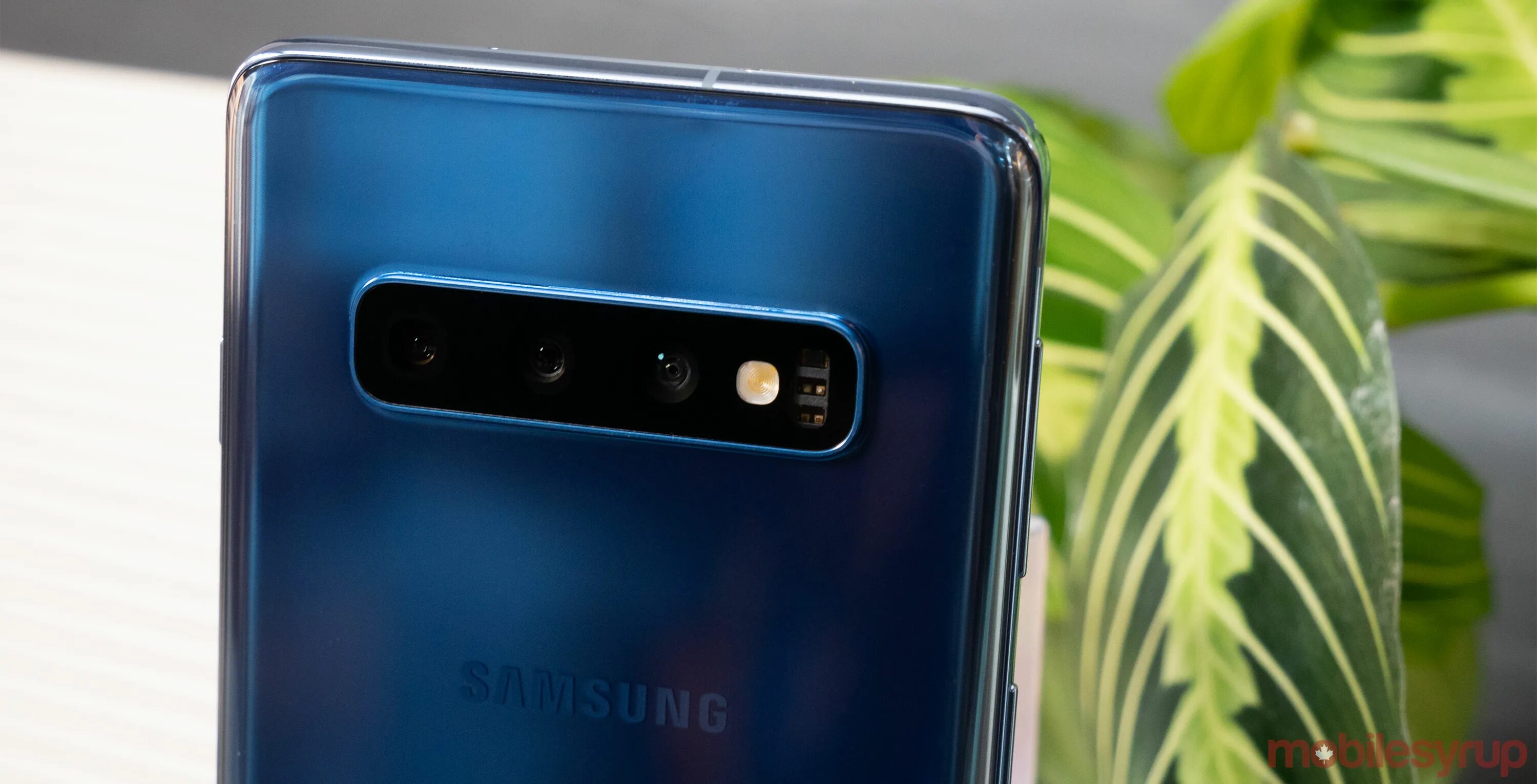 Samsung s10 snapdragon. Samsung Galaxy s10+ Blue. Samsung Galaxy s10 синий. Samsung s10e Prism Blue. Galaxy s10e Prism Blue.